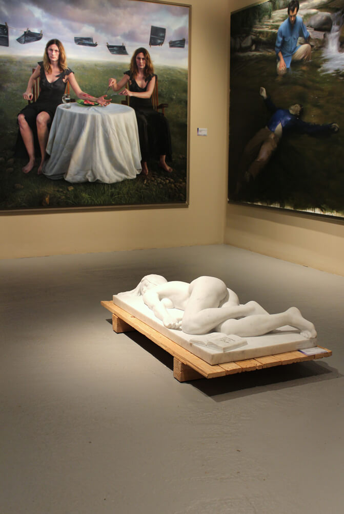 Le MEAM: Tableau à gauche : Juan Manuel Cossío, « De natura II », 2006 ; tableau à droite : Juan Manuel Cossío, « Umbilical I » (Le cordon ombilical I), 2006 ; sculpture : Antonio Santín Benito, « Estudio para torso » (Étude d’un torse), 2008